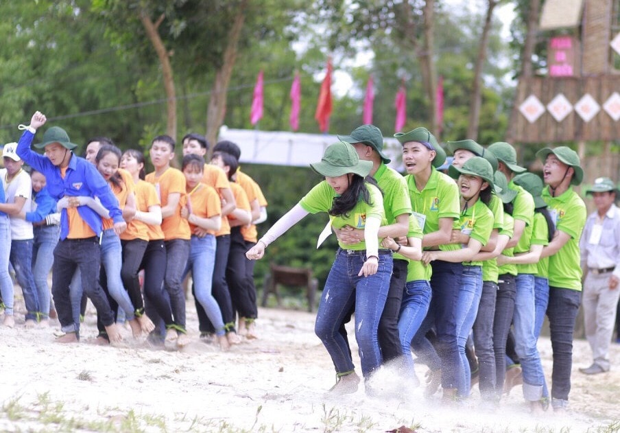 Những trò chơi dân gian như: nhảy bao bố, đổ nước vô chai, đua thuyền trên cát, kéo co... được các bạn thanh niên nhiệt tình tham gia. Ảnh : KL