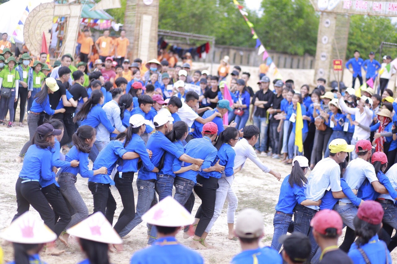 Đông đảo hội viên hào hứng tham gia các trò chơi, tạo không khí vui vẻ, sôi động cho hội trại. Ảnh : KL