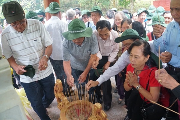 Các đại biểu dâng hương tưởng nhớ các đồng đội đã hy sinh tại nhà Bia truyền thống 