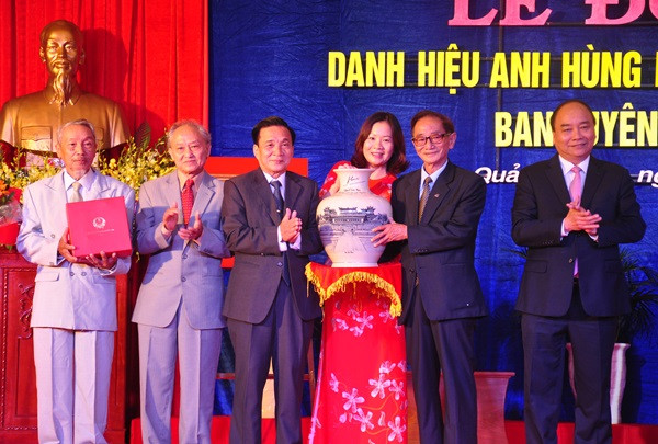 Thủ tướng Nguyễn Xuân Phúc tặng quà lưu niệm cho Ban liên lạc Ban Tuyên huấn Khu ủy Khu 5. Ảnh: N.Đ
