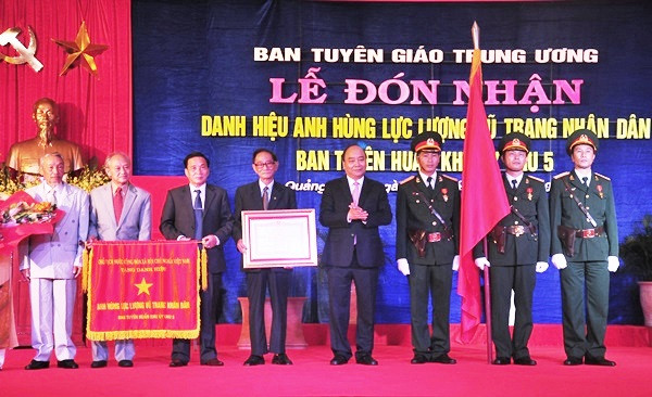 Thủ tướng Nguyễn Xuân Phúc trao tặng danh hiệu Anh hùng lực lượng vũ trang nhân dân cho Ban Tuyên huấn Khu ủy Khu 5. Ảnh: N.Đ