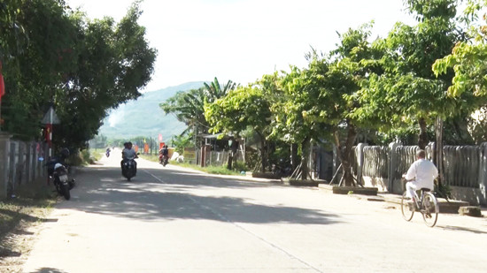 Tuyến đường vào trung tâm xã Quế Lộc ngày càng khang trang hơn nhờ chương trình NTM. Ảnh: THÔNG VINH