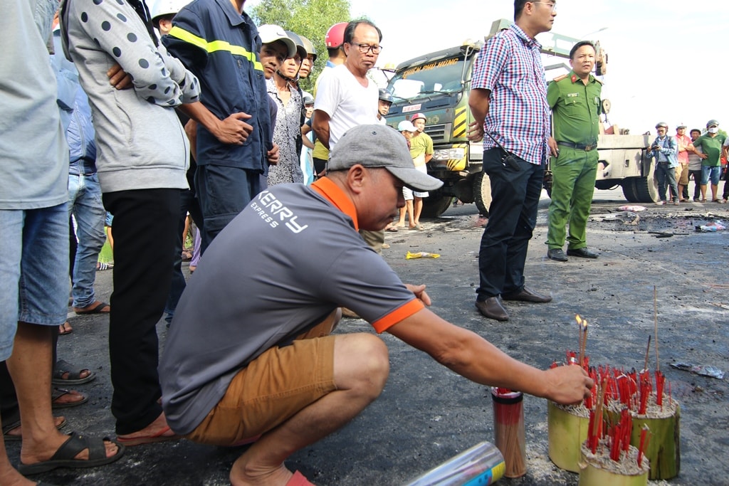 Nhiều người dân địa phương đến hỗ trợ cứu hộ nạn nhân từ ngay sau khi vụ tai nạn xảy ra 