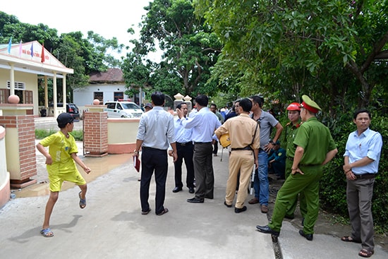 Công an địa phương đảm bảo an ninh trật tự, phân luồng giao thông đường vào thôn Lương Điền.