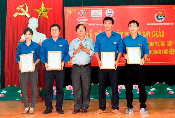 Ban tổ chức trao giải cho 4 cá nhân đoạt giải Nhất. Ảnh: Đoàn khối Doanh nghiệp tỉnh