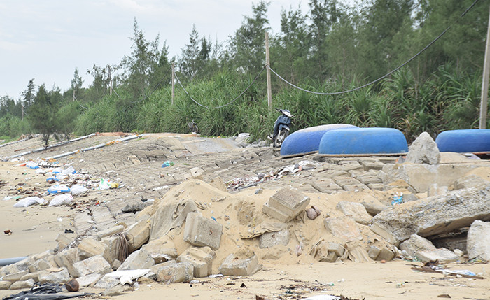  Một số đoạn kè dọc bờ biển Tam Hải bị hư chưa thi công. Ảnh : THANH THẮNG