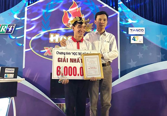 Em Phạm Ngọc Hiếu (bên trái) đoạt vòng nguyệt quế quý III chương trình Học Trò Xứ Quảng. Ảnh: THANH QUYỀN