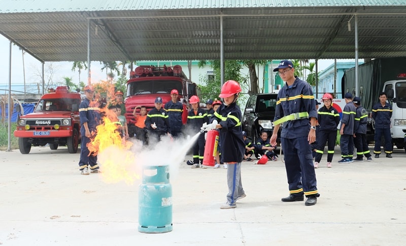 Các em học sinh thực hành xử lý tình huống cháy. Ảnh: M.L