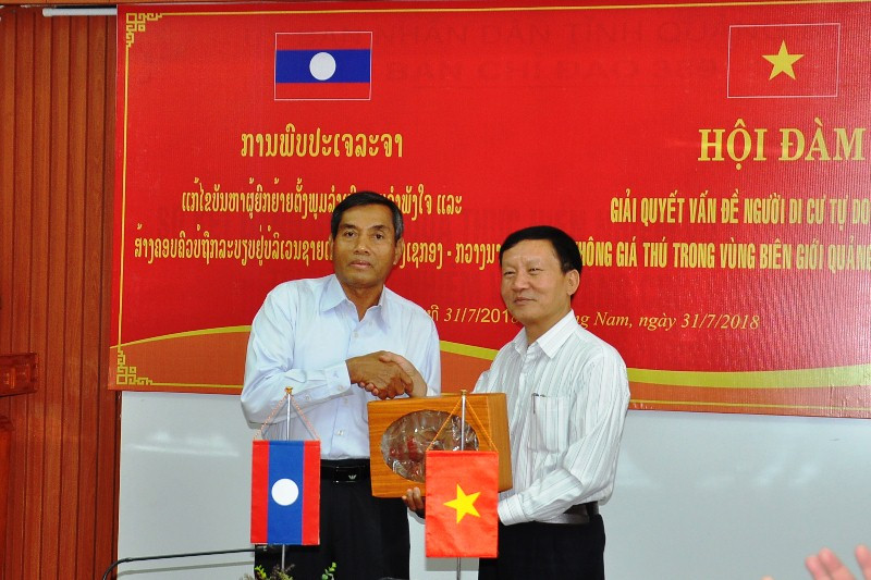 Phó Chủ tịch UBND tỉnh Trần Đình Tùng tặng quà cho Tỉnh trưởng tỉnh Sê Kông. Ảnh: VINH ANH