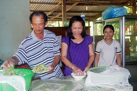 Vợ chồng ông bà  Phan Văn Vinh – Nguyễn Thị Cúc đang làm mì cho khách ăn tại quán. Ảnh: HOÀNG MINH