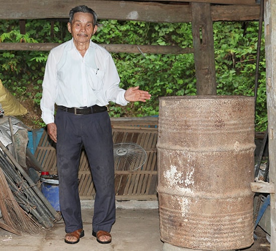 Chiếc thùng phuy này là vật chứng địch dùng tra tấn dã man ông Diệp mà bác Trí đang kể lại.