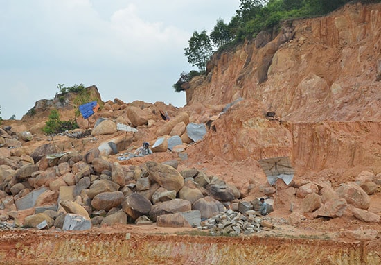  Mỏ khai thác đá ở xã Phú Thọ (Quế Sơn) không thông qua hình thức đấu giá quyền khai thác khoáng sản. Ảnh: T.N