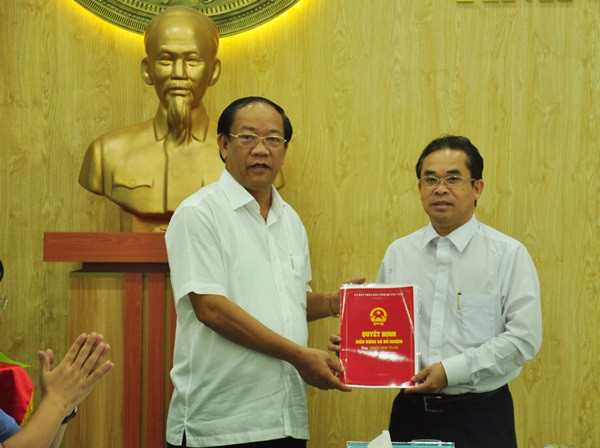 Chủ tịch UBND tỉnh Đinh Văn Thu trao quyết định bổ nhiệm ông Trần Anh Tuấn giữ chức Giám đốc Sở Nội vụ. Ảnh: N.Đ