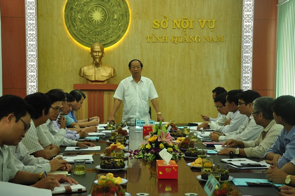Chủ tịch UBND tỉnh Đinh Văn Thu làm việc với tập thể cán bộ lãnh đạo Sở Nội vụ về các nhiệm vụ trọng tâm của ngành trong thời gian tới. Ảnh: N.Đ