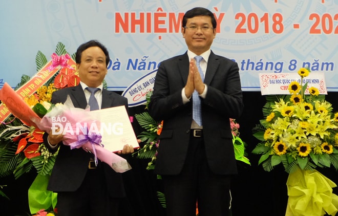 Thứ trưởng Bộ GD&ĐT Nguyễn Văn Phúc trao Quyết định bổ nhiệm Giám đốc ĐHĐN nhiệm kỳ 2018 – 2023 cho PGS.TS Nguyễn Ngọc Vũ