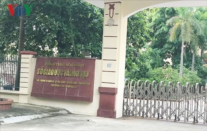 Sáng 3/8, cơ quan điều tra Công an tỉnh Hòa Bình đã khởi tố vụ án hình sự Lợi dụng chức vụ, quyền hạn trong thi hành công vụ xảy ra tại kỳ thi tốt nghiệp THPT quốc gia 2018 ở Hội đồng thi tỉnh Hòa Bình. Theo Người lao động, Cơ quan điều tra Công an tỉnh Hòa Bình cũng đã chuyển toàn bộ hồ sơ vụ án lên CQĐT Bộ Công an để phối hợp điều tra thêm.