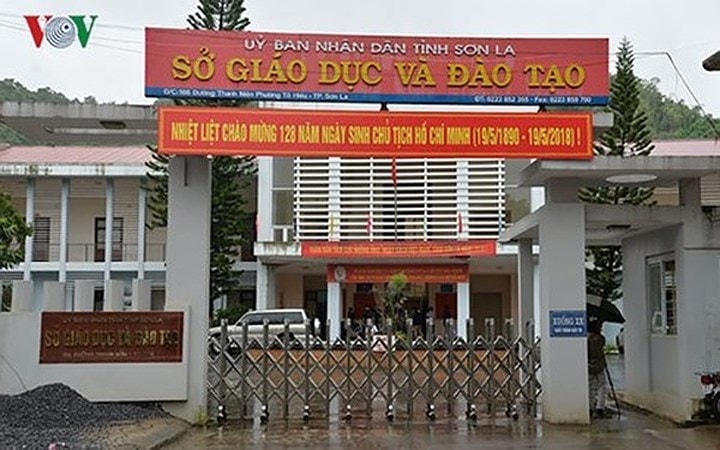Cũng liên quan đến gian lận điểm thi, ngày 26/7, Công an tỉnh Sơn La đã ra Quyết định khởi tố vụ án hình sự “Lợi dụng chức vụ, quyền hạn trong khi thi hành công vụ” theo Điều 356 Bộ Luật Hình sự về những sai phạm tại Hội đồng thi Trung học phổ thông Quốc gia năm 2018 tỉnh Sơn La. (Ảnh: VOV Tây Bắc)
