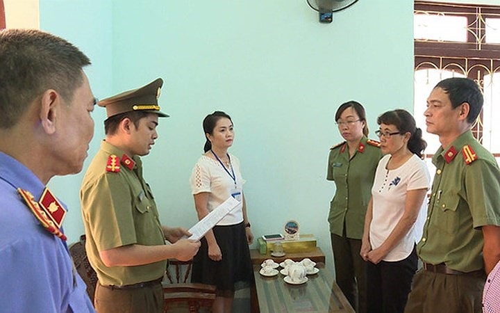 Công an tỉnh Sơn La thực hiện lệnh khởi tố bị can, bắt bị can để tạm giam đối với bà Nguyễn Thị Hồng Nga (SN 1967, chuyên viên phòng Khảo thí và Quản lý chất lượng, Sở Giáo dục- Đào tạo tỉnh Sơn La, thư ký Ban chỉ đạo, ủy viên tổ chấm thi trắc nghiệm). (Ảnh: Báo Thanh Niên)