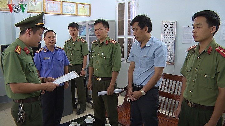 Bị can thứ 2 trong vụ án là Đặng Hữu Thủy (SN 1964, Phó Hiệu trưởng trường PTTH Tô Hiệu, ủy viên tổ chấm thi trắc nghiệm). Trong ảnh: Bị can Thủy chắp tay nghe cơ quan điều tra đọc lệnh khởi tố. (Ảnh: VOV Tây Bắc)
