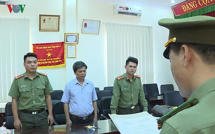 Bị can thứ 3 là Lò Văn Huynh (SN 1961, Trưởng phòng Khảo thí và Quản lý chất lượng, Sở Giáo dục – Đào tạo tỉnh Sơn La, ủy viên Ban chỉ đạo, ủy viên Hội đồng thi, Trưởng Ban thư ký). Trong ảnh: Bị can Huynh đứng giữa nghe cơ quan điều tra đọc lệnh khởi tố bị can. (Ảnh: VOV Tây Bắc).