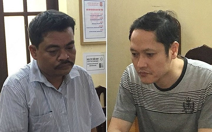 Ông Hoài được xác định là người giao chìa khóa nơi lưu trữ bài thi cho ông Vũ Trọng Lương (Phó phòng Khảo thí và Kiểm định chất lượng Sở GD&ĐT Hà Giang, người trực tiếp sửa điểm cho các thí sinh, trái với quy chế). Trong ảnh, ông Hoài bìa trái, ông Lương bìa phải (Ảnh: VTC 14).