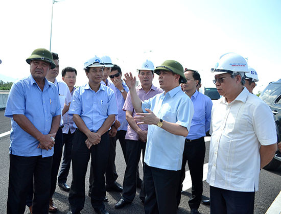 Bộ trưởng Nguyễn Văn Thể xem xét thực địa dự án cao tốc. Ảnh: CÔNG TÚ