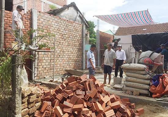 Căn nhà mới của ông Trương đang được xây dựng nằm toàn bộ trên nền móng cũ thuộc phần đất được tòa án tuyên giao cho ông Trương.  Ảnh: CÔNG VINH