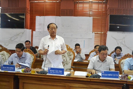 Chủ tịch UBND tỉnh Đinh Văn Thu kiến nghị Bộ GTVT tháo gỡ nhiều vướng mắc. Ảnh: CT