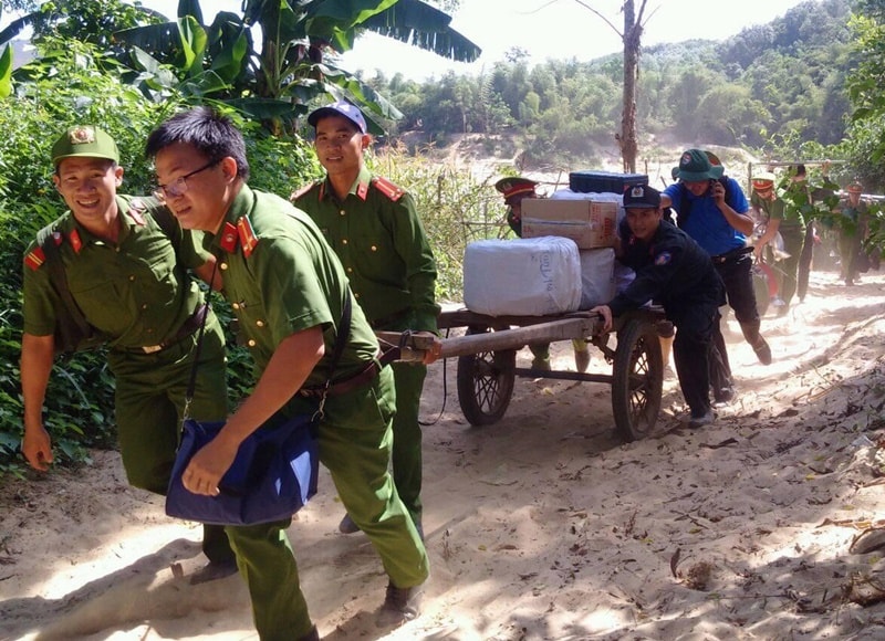 Đoàn vận chuyển dây điện để thắp sáng 2km đường quê. Ảnh: M.L