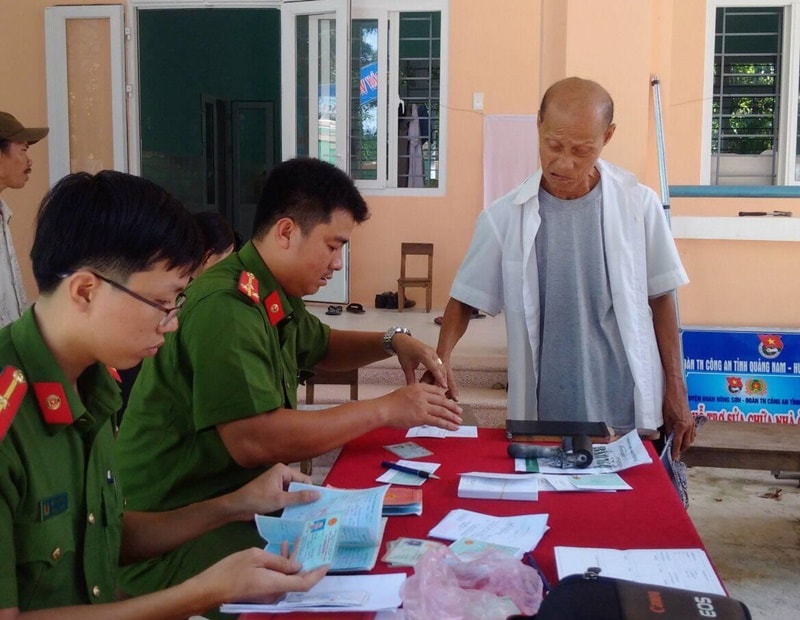 Làm chứng mình nhân dân miễn phí cho bà con nhân dân. Ảnh: M.L