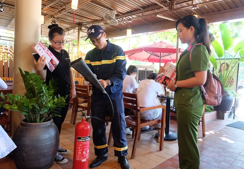 Hướng dẫn người dân cách sử dụng bình chữa cháy. Ảnh: M.L