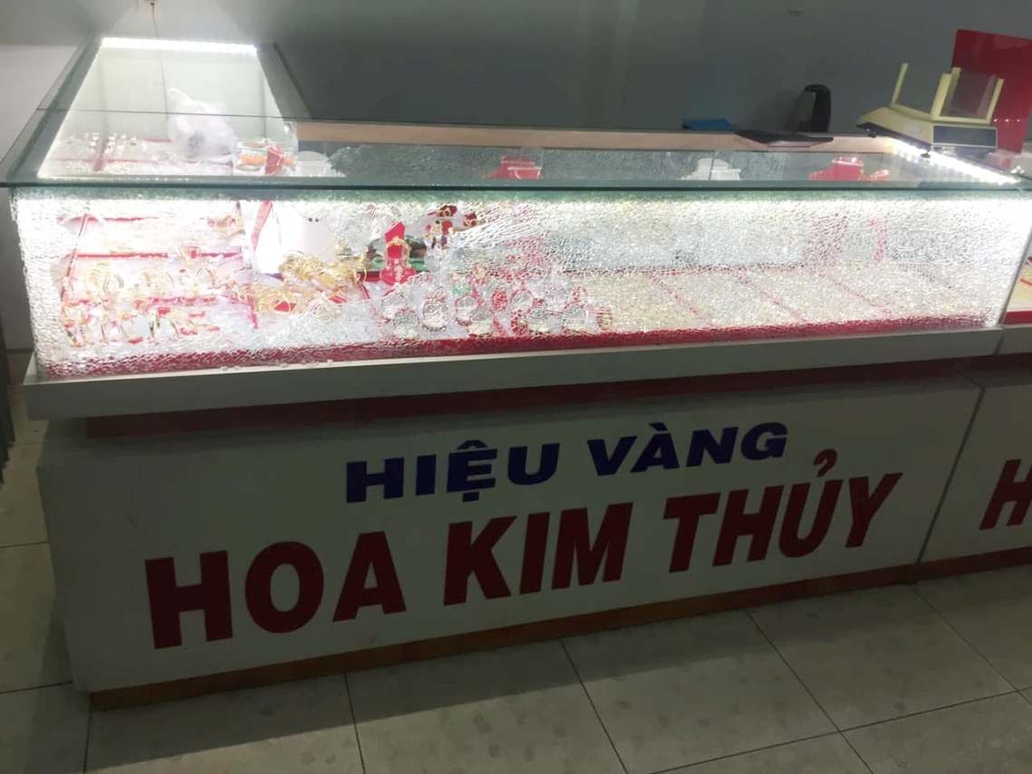 Tủ vàng bị trộm đập phá. Ảnh: HUYỀN CHI