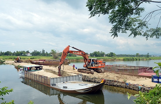 Việc đắp đê ngăn mặn tạm thời giải quyết được vấn đề nhiễm mặn cho phía Quảng Nam nhưng lại gây trở ngại cho TP.Đà Nẵng.