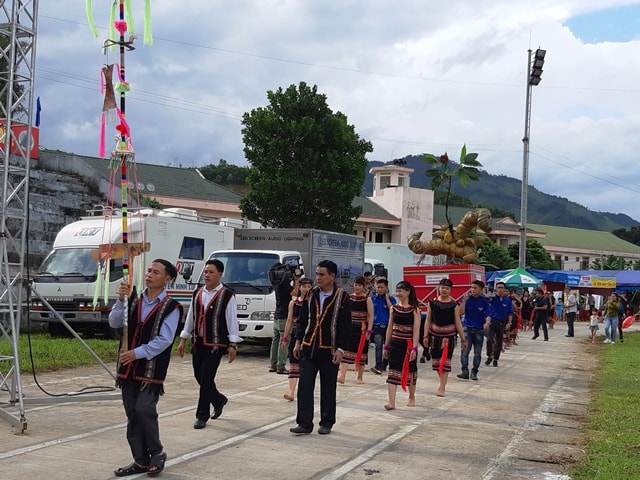 The Ngoc Linh ginseng symbol procession at the festival to pray for prosperity to local prosperity.