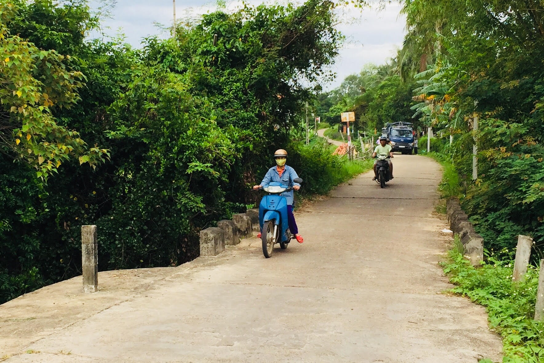 Đường hẹp khiến cho việc đi lại của người dân gặp khó khăn và nguy hiểm. Ảnh: PHAN VINH