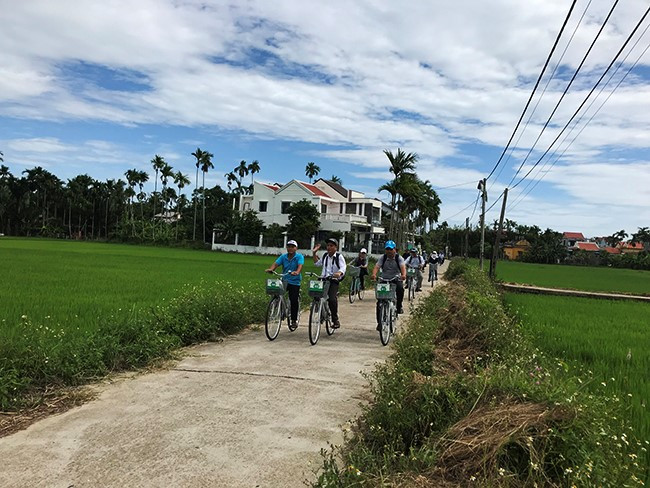 Farmers, tourist guides in Tam Thanh