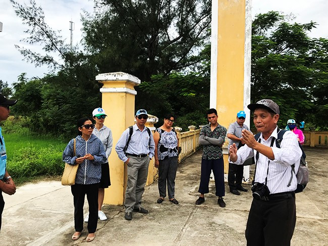 Dr. Chu Manh Trinh (right) presents the project on new tourism products in Cam Thanh.