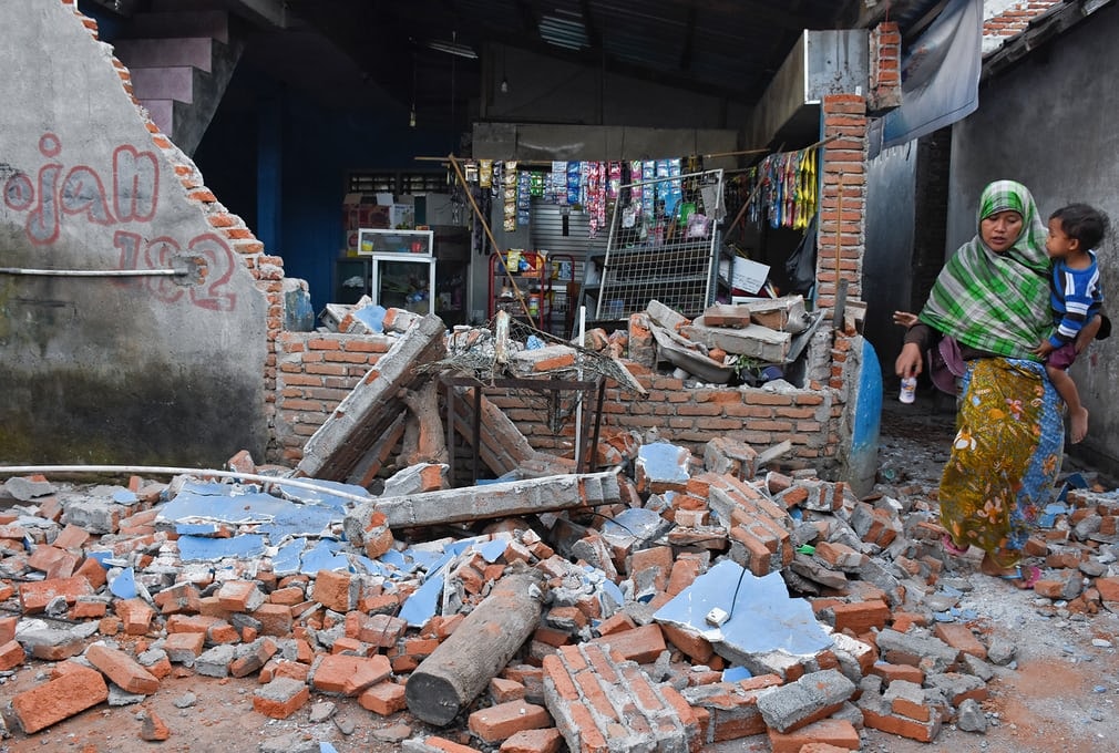 Một trong những ngôi nhà, công trình trên đảo Lombok đổ nát vì động đất Lombok. Ảnh: Reuters