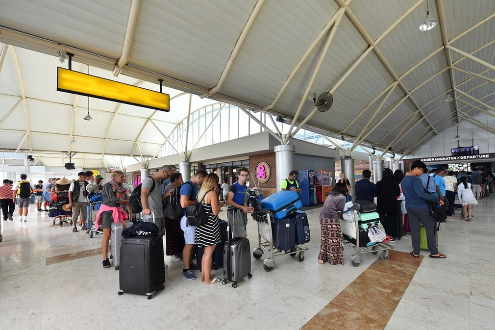 Du khách xếp hàng tại sân bay quốc tế Praya Lombok để rời đảo. Ảnh: Getty