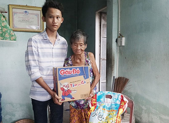 Cậu học trò Lê Cẩm Bằng làm việc thiện để trả ơn đời.Ảnh: NHƯ TRANG