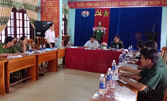 Các lực lượng liên quan họp bàn triển khai thực hiện phong trào toàn dân bảo vệ chủ quyền, an ninh biên giới quốc gia. Ảnh: NHƯ THỦY