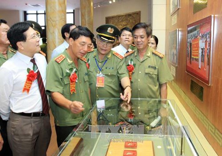 Ông Trần Việt Tân (thứ 2, từ trái qua) sinh năm 1955 tại huyện Tiền Hải, tỉnh Thái Bình. Tháng 10/2011, Thủ tướng Chính phủ ký Quyết định bổ nhiệm ông vào chức vụ Thứ trưởng Bộ Công an, vẫn kiêm chức Tổng cục trưởng Tổng cục Tình báo cho đến khi Thiếu tướng Đặng Xuân Loan được bổ nhiệm làm Tổng cục trưởng thay thế. Ông Trần Việt Tân được thăng quân hàm Thượng tướng vào năm 2013 và nghỉ hưu từ đầu tháng 3/2016. (Ảnh: TTXVN)