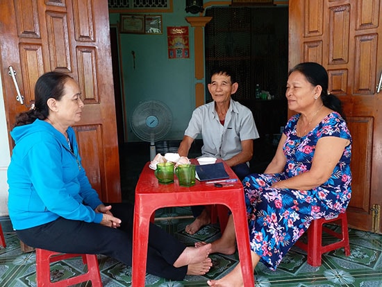 Vợ chồng ông Hồ Ngọc Tranh (phải) trò chuyện với những người yêu tuồng cổ. Ảnh: T.T