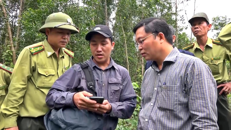 Đại diện tổ chức Green Việt trao đổi với Phó Chủ tịch UBND tỉnh Lê Trí Thanh các tư liệu, hình ảnh thu thập được về đàn voọc chà vá chân xám tại Núi Thành. Ảnh: Đ. ĐẠO