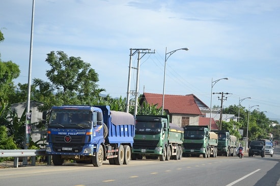 Đoàn xe nằm trên tuyến ĐT609B, chuẩn bị xuất phát từ phía bắc sang phía nam cầu Giao Thủy. Ảnh: NB