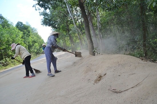 Cát đổ đầy trên mặt đường quốc lộ 14H vừa gây ô nhiễm môi trường, vừa là cạm bẫy gây tai nạn giao thông nghiêm trọng. Ảnh: NB