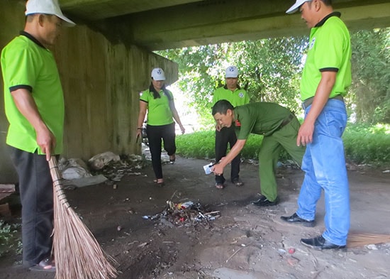 Đội công tác xã hội tình nguyện phường An Sơn ra quân thu dọn bơm, kiêm tiêm trên địa bàn. Ảnh: V.L