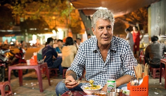 Ông Bourdain - cố đầu bếp lừng danh của Mỹ với món bún Huế.