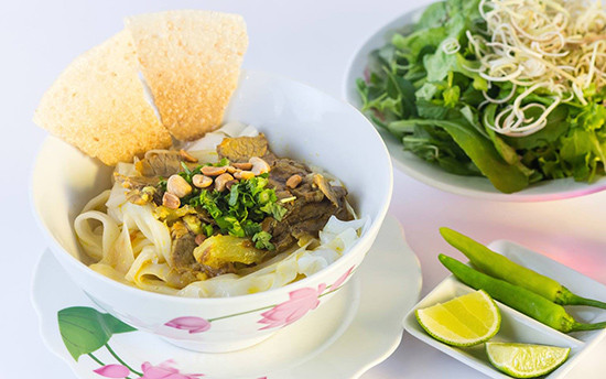 Một số món ăn đặc trưng Huế và Quảng Nam.