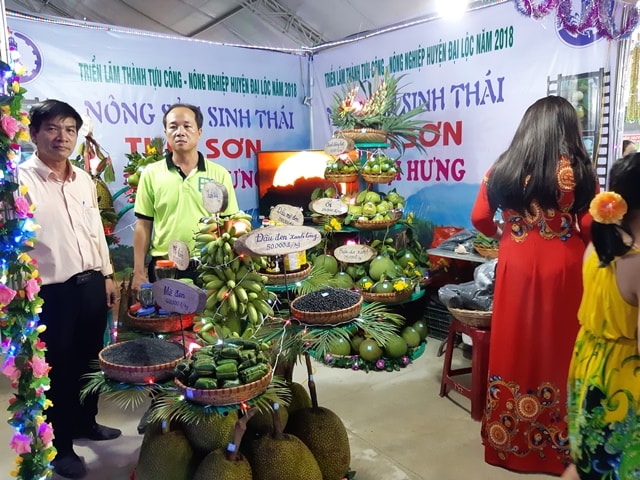 Gian hàng trái cây an toàn, sạch bệnh của thôn Thái Sơn, xã Đại Hưng. B.L